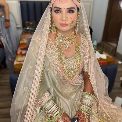 A closer look at this beautiful pastel bride. The makeup is soft and romantic, with a focus on luminous skin, a hint of pink on the eyes, and a natural lip color to complement her unique floral jewellery.