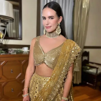 A glamorous Sangeet look featuring a shimmering golden lehenga. We created a makeup look with defined eyes and a radiant glow to match the festive and celebratory atmosphere of the event.