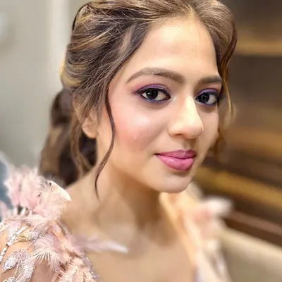 A close-up of this playful and elegant look. The shimmering purple eyeshadow and bold liner make the eyes pop, while the skin remains fresh and radiant.
