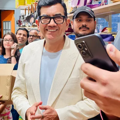 Capturing a warm, candid moment with Chef Sanjeev Kapoor at the Wonderchef store launch. I excel at getting natural, engaging photos of VIPs and guests.