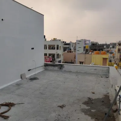 A bare concrete terrace, shown here before my intervention. This blank canvas is the starting point for a complete transformation into a functional and beautiful outdoor living space.