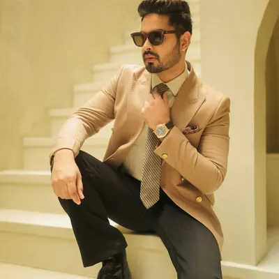 A well-tailored suit gives you the confidence to command any room. Here, our classic camel double-breasted blazer is styled for a modern, sharp look, proving that timeless style is always in fashion.