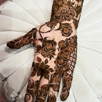 A beautiful Arabic style design on the palm. It features elegant swirls, floral motifs, and a geometric pattern on the side for a modern touch.
