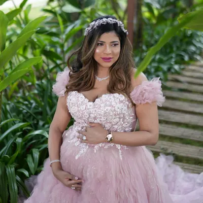 Celebrating the beautiful journey to motherhood is one of my greatest joys. For this maternity shoot, we created an ethereal and gentle look with a soft pink palette and dewy skin to capture that special pregnancy glow.