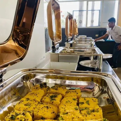 A glimpse of our buffet setup for a corporate client. Here, fresh and fluffy dhokla is ready to be served from professional chafing dishes, ensuring the food stays warm and inviting for your team.