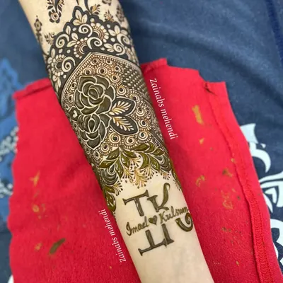 A special touch for bride Kulsum, with her and her partner Imad's initials 'I' and 'K' beautifully integrated into the forearm design.