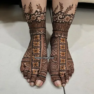 A full-coverage foot design with a beautiful floral jaal pattern. The design extends to the ankle with a delicate floral band.