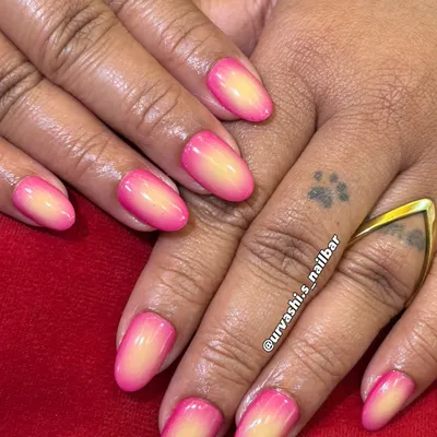 This ombré set features a soft blend of sunshine yellow and vibrant pink. The glossy, gradient finish gives it an elegant and cheerful vibe that's perfect for summer.