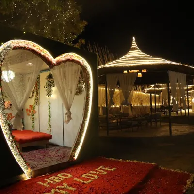 This is where your fairytale evening begins. I love creating these special heart-shaped entrances for couples looking for a truly romantic getaway in Gurgaon. It’s the perfect spot for a proposal, an anniversary surprise, or just to show your favorite person how much they mean to you.