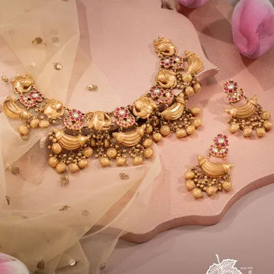 When heritage speaks in gold, elegance listens. This Fusion Temple and Heritage necklace captures the spirit of divine tradition reborn through modern craftsmanship, blending temple motifs with a contemporary choker silhouette.