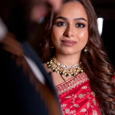 A stunning portrait for a glamorous evening. This look features brown smoked-out eyes, mauve lips, and fresh, dewy skin that catches the light perfectly. It's a diva moment, designed to make you feel your most confident.