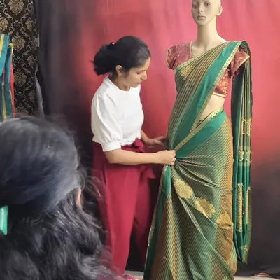 A glimpse into one of my self-draping masterclasses. Here, I am demonstrating the correct technique for creating hip pleats on a mannequin, a key step for a flattering fit.
