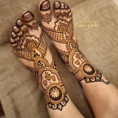 A trendy feet design featuring bold lotus motifs and intricate jaali (net) patterns, perfect for the modern bride.