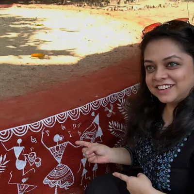 It was a pleasure to be back at Sonave Farms for 'Baithak By The Bakul', an event hosted by Rujuta Diwekar. I was delighted to see this Warli art depicting my performance from the previous year.