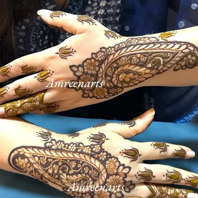 A beautiful example of a modern paisley design. This Arabic-inspired pattern flows elegantly along the side of the hand, leaving plenty of open skin for a chic look.