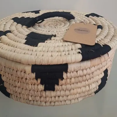 Keep your chapatis fresh and warm in our handwoven chapati box, or use it as a multipurpose storage container. This piece, with its distinct black and natural pattern, adds a touch of artisanal craft to your kitchen and dining table.