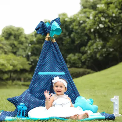 A sweet wave from our outdoor camp. This teepee setup in the park is perfect for a natural and adventurous first birthday photoshoot.
