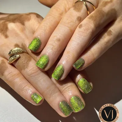 Make a bold statement with these electrifying chrome green glitter nails. The intense sparkle and vibrant color create a magical, eye-catching effect that is perfect for parties and festive events.