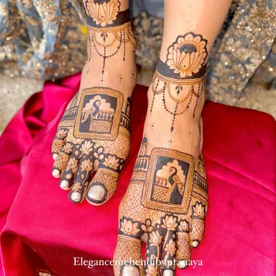 A minimal but stunning bridal leg design. It features peacocks in frames and a delicate lotus anklet pattern.