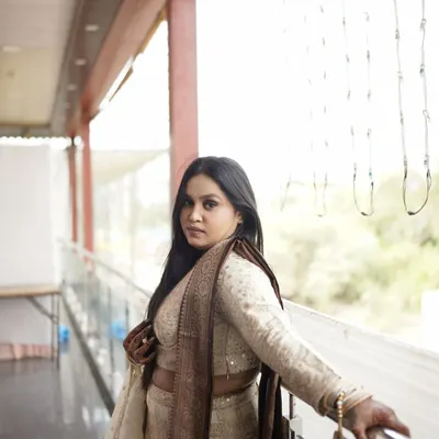 It's not just about the bride. Here is the beautifully styled sister of the bride, looking elegant and ready for the celebrations.