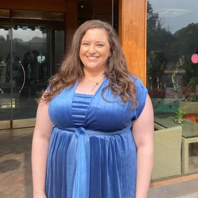 A soft and flawless makeup look for a family member attending a day wedding. The makeup is natural and enhances her features without being heavy, perfect for daytime events.