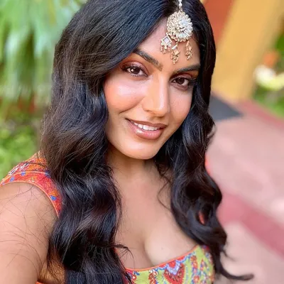 Only a teeka can change the entire look of an outfit, do you agree? Our client proves that just one statement piece, like this beautiful Kundan maang tikka, is enough to make your look unforgettable.