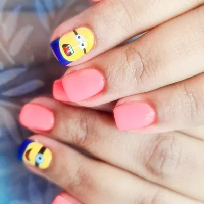 Bello! This fun and playful set features the lovable Minions on a background of bright, cheerful pink.