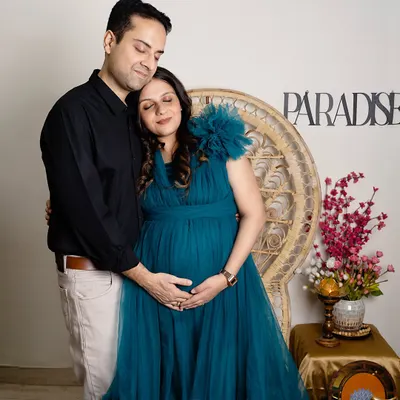 A quiet moment of connection before the baby arrives. Here, the couple shares a gentle embrace in my studio, surrounded by soft light. The focus is on their peaceful anticipation and the love that started it all.