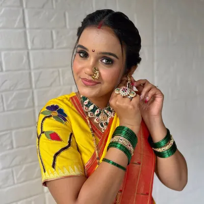 A classic Maharashtrian bridal look. I focused on creating a flawless base, sharp winged eyeliner, and pairing it with a traditional nath and jewelry for an authentic and stunning result.