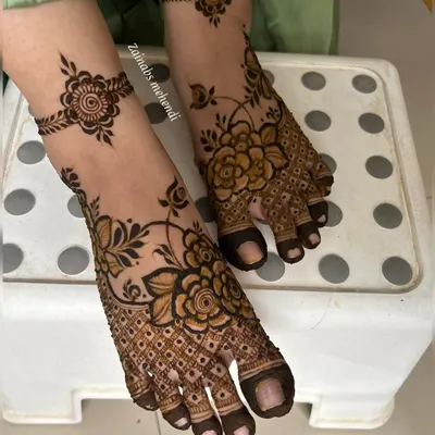Complete your bridal look with beautiful foot henna. This pattern for Maheen features floral work across the top of the foot with delicate matching anklets (payal).