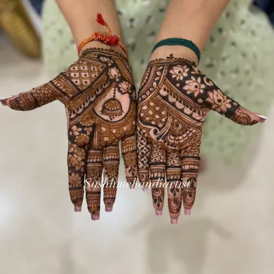 A lovely festive design with a jhumka motif on one hand and a floral pattern on the other. Perfect for any celebration.