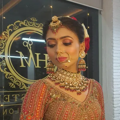 A stunning bridal makeup look. I focused on radiant skin, dramatic eyes with a touch of shimmer, and a bold lip to create a timeless and photogenic result for her wedding day.