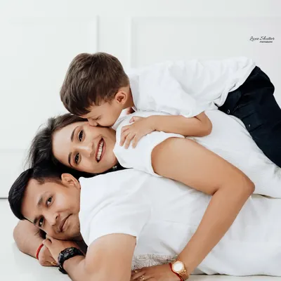 A pile of love! We encourage playful interactions to capture genuine moments like this, creating family photos that are full of warmth and personality.
