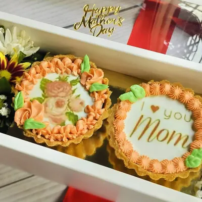 This Chocolate Mini Tart Hamper Box was a special creation for Mother's Day. It includes two custom-decorated chocolate tarts alongside fresh flowers for a beautiful and delicious gift.