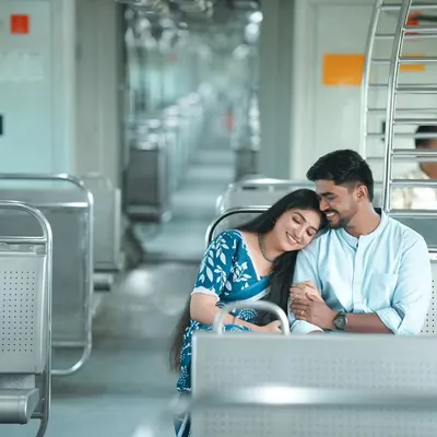 A quiet moment of connection amidst the journey. Using a Mumbai local train as our setting, I captured this intimate portrait for Veeral and Tavan. It shows that beautiful pre-wedding photos can be created anywhere, telling a story that is uniquely yours.