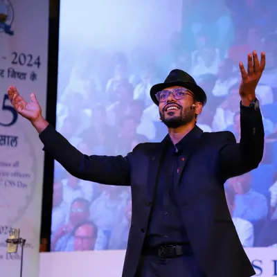 This is the moment of pure astonishment we strive for in every keynote. On stage, we use grand gestures and captivating illusions to hold the attention of everyone in the room, ensuring our message about creativity and perception is not just heard, but felt.
