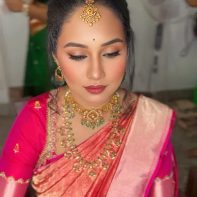A beautiful soft glam look for a family event. This client is wearing a stunning pink and peach silk saree, and we paired it with a warm, neutral eye makeup, rosy cheeks, and a matte lipstick for an elegant finish.