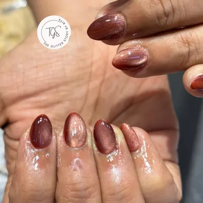 A different angle of the popular russet cat-eye gel polish. You can see how the magnetic shimmer creates a beautiful light-reflecting band across the nail.