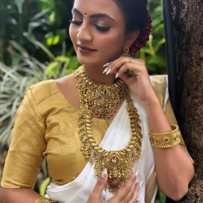 The elegance of a South Indian bride is unmatched. We focus on achieving that classic glow with temple jewellery and a traditional saree.
