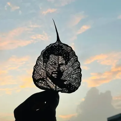 This is a close-up of a highly detailed portrait I carved. By carefully working with the leaf's delicate structure, I can achieve a textured, almost photorealistic effect that makes for a very special personalized gift.