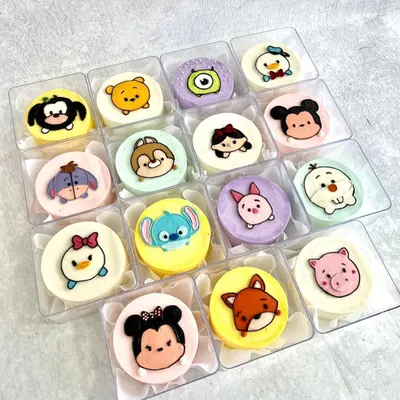 The Tsum Tsum collection was one of my favourite bento cake themes to work on. Each character is so cute and round, they are perfect for these mini cakes. This set includes Stitch, Piglet, Mickey, and more.
