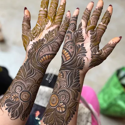 This is a perfect example of a bold Arabic design. The patterns are large and prominent, with lots of open skin that makes the dark henna work really stand out.