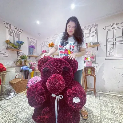 This three-foot-tall floral teddy bear is one of my favorite creations, made with over 5000 red daisy florets. If you're looking for a unique floral sculpture that makes a huge statement, I can design something truly special for you.