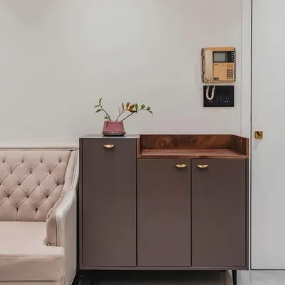 We designed this unique shoe rack with daily utility in mind. Finished in a matte Italian lacquer, it features a recessed top in a European membrane finish for keys and essentials, while the satin back-painted glass top adds a touch of fingerprint-resistant luxury.