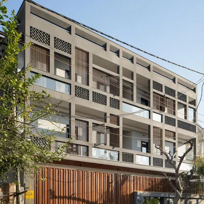The facade of Urban Oasis presents a bold, modern bastion in the heart of Hapur. The porous massing, with its interplay of volumes and textures, reflects the owners' character: a unique blend of strength and sophistication.