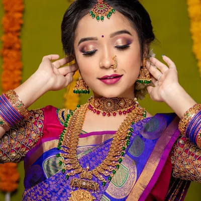 A polished and professional bridal photoshoot look. This features flawless airbrushed skin, soft glam eyes, and perfectly coordinated jewellery for a high-fashion bridal statement.
