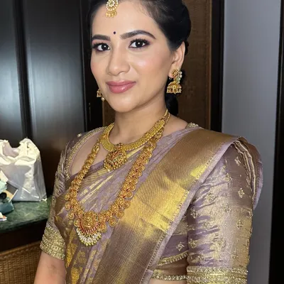 A simple yet elegant engagement look in a traditional silk saree. The makeup is minimal to let the classic jewelry and attire shine.