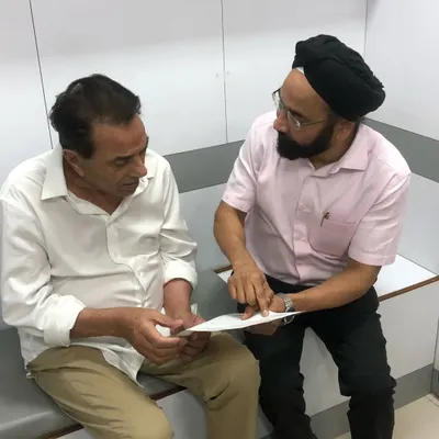 Here I am discussing a treatment plan with the legendary Dharmendra ji. Every patient, no matter who they are, receives a thorough and personalized consultation to review their case in detail.