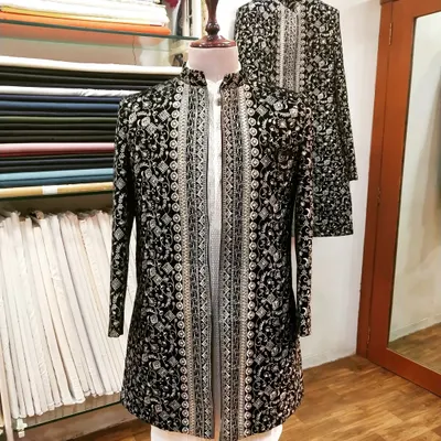 This black and silver open-front Jodhpuri jacket showcases our skill in detailed patterns. The intricate design provides a sophisticated and modern look, perfect for a wedding reception or formal event.