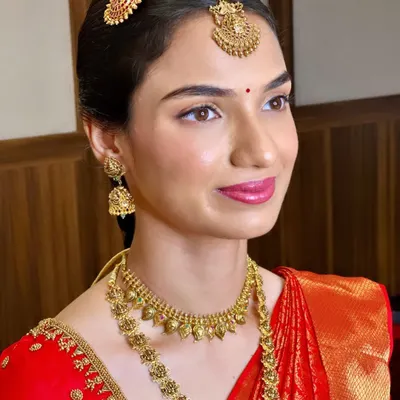 This is a perfect example of a soft and subtle Muhurtham makeup look for Shreya, created entirely without false eyelashes. Her natural beauty shines through.
